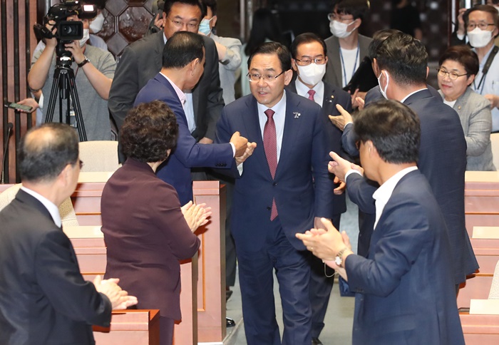 주호영 미래통합당 원내대표가 25일 서울 여의도 국회에서 열린 긴급 비상의원총회에 재신임을 받고 참석하고 있다. /뉴시스