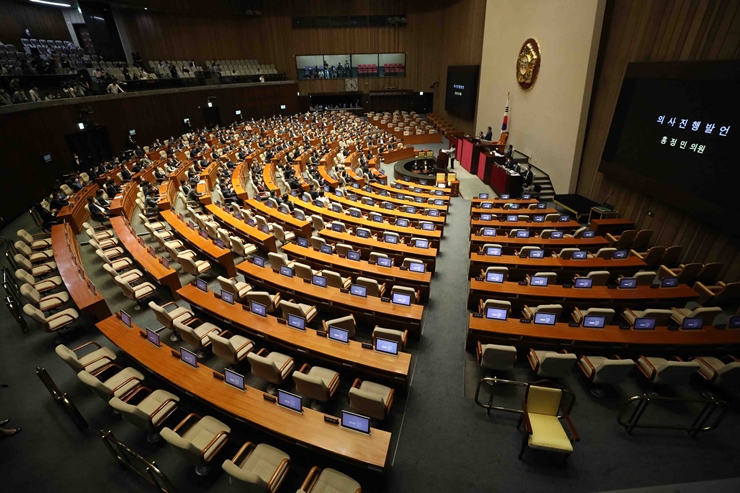 4·15 총선을 통해 더불어민주당은 국회의 3분의 2가량을 차지하게 됐다. 지난 15일 오후 서울 여의도 국회 본회의장에서 미래통합당 의원들이 불참한 가운데 제379회국회(임시회) 제5차 본회의가 열리고 있다. /뉴시스