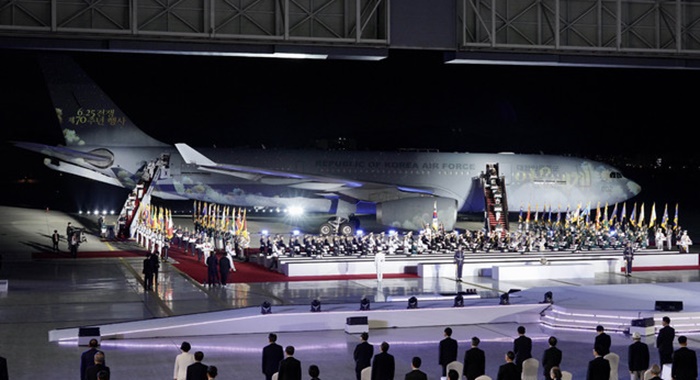 보수 진영에서 지난달 25일 경기 성남시 서울공항에서 열린 6·25전쟁 제70주년 행사에서 연주된 애국가 도입부가 북한 국가와 비슷하다는 주장이 제기되면서 논란이 되고 있다./뉴시스