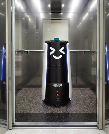 우아한형제들의 배달로봇 딜리타워가 엘리베이터에 탑승한 모습. /우아한형제들