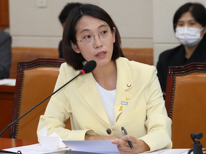 장혜영 정의당 의원은 심상정 대표가 여전히 자신의 관점을 존중하고 있다며 논란 진화에 나섰다. /뉴시스