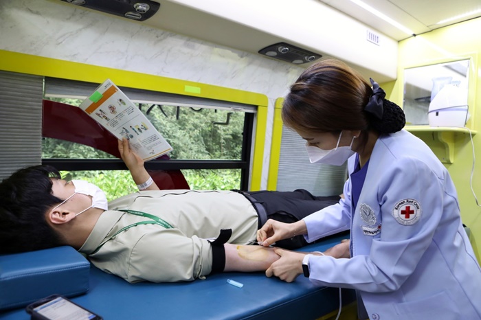 농심은 지난 15일 서울 동작구 신대방동 본사 및 지방 공장에서 헌혈 캠페인을 진행하고, 이날 모은 헌혈증 430여장을 (사)한국백혈병소아암협회에 기부했다. / 농심
