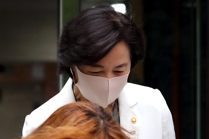추미애 법무부 장관이 지난 10일 서울 광진구에 위치한 자택에서 나서고 있다.  /뉴시스