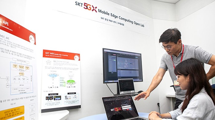 SK텔레콤 연구원들이 '5GX MEC' 기술을 개발하고 있는 모습.