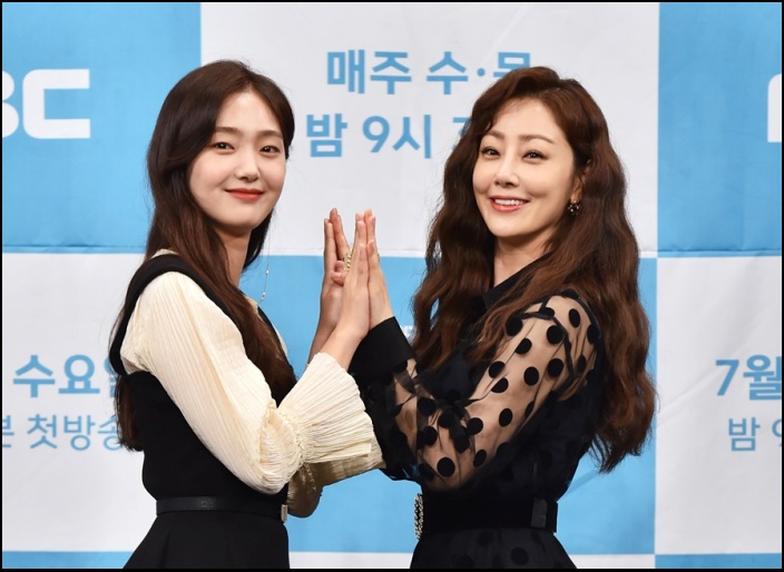 '모녀관계'로 만난 (사진 좌측부터) 김혜준과 오나라 / MBC 제공