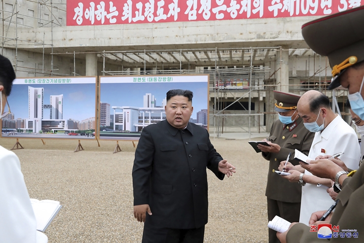 북한 조선중앙통신이 20일 제공한 촬영 날짜 미상의 사진에서 김정은 북한 국무위원장이 평양의 평양종합병원 건설 현장을 방문해 현지 지도하고 있다. /AP-뉴시스