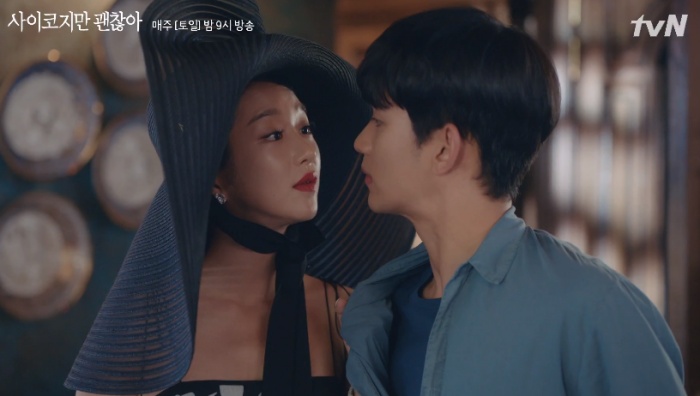 김수현(사진 우측)과 완벽한 호흡을 보여주고 있는 서예지 / tvN '사이코지만 괜찮아' 방송화면