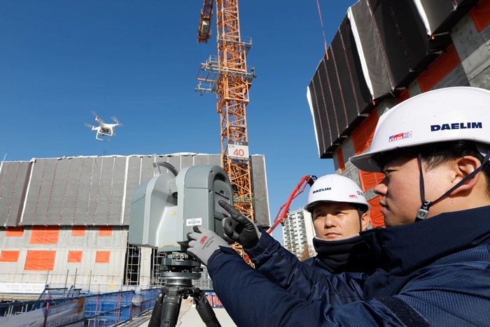 김포에서 건설중인 e편한세상 김포 로얄하임 현장에서 대림산업 직원들이 3D 스캐너와 드론을 활용하여 BIM 설계에 필요한 측량자료를 촬영하고 있다. / 대림산업