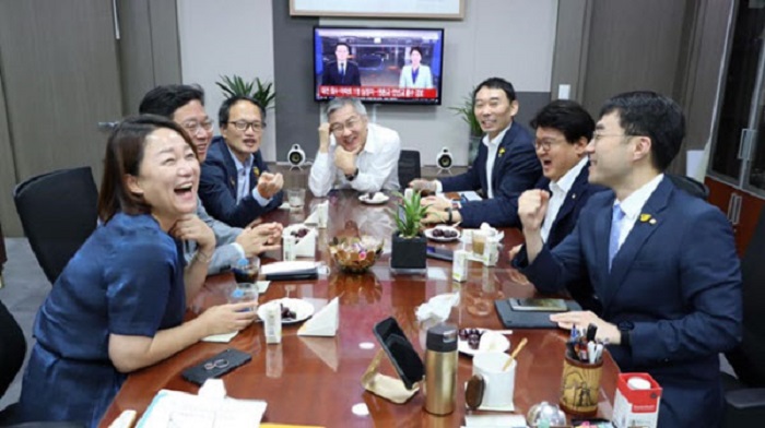 더불어민주당 황운하 의원이 대전의 수해 소식이 보도되고 있는 와중에 크게 웃고 있는 사진이 공개돼 논란이 일자 “송구스런 마음”이라고 사과했다. /사진 최강욱 열린민주당 의원 페이스북