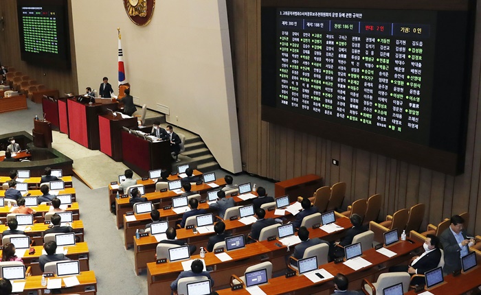 미래통합당 의원들이 4일 서울 여의도 국회 본회의에서 공수처 후속 법안에 대해 투표를 하지 않고 있다. /뉴시스