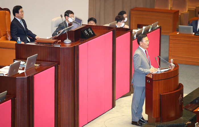 유상범 미래통합당 의원이 4일 서울 여의도 국회에서 열린 본회의에서 반대 토론을 하고 있다. /뉴시스