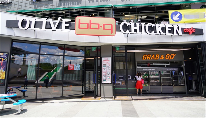 치킨 프랜차이즈인 제너시스 비비큐(회장 윤홍근)가 경부고속도로 기흥휴게소(부산방향)에 ‘그랩 앤 고(Grab&Go)’ 시스템을 적용한 특화 매장을 오픈했다. / 비비큐