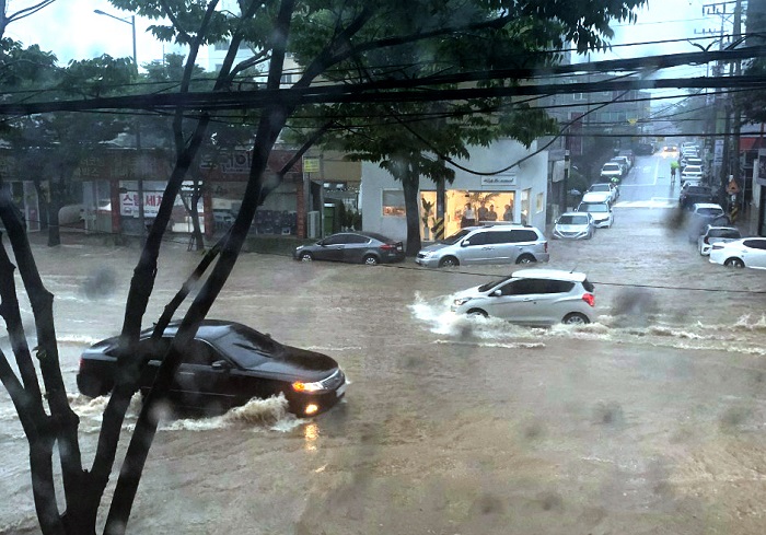 50일이 넘는 장마기간 폭우로 인해 침수차가 대거 발생했다. / 뉴시스