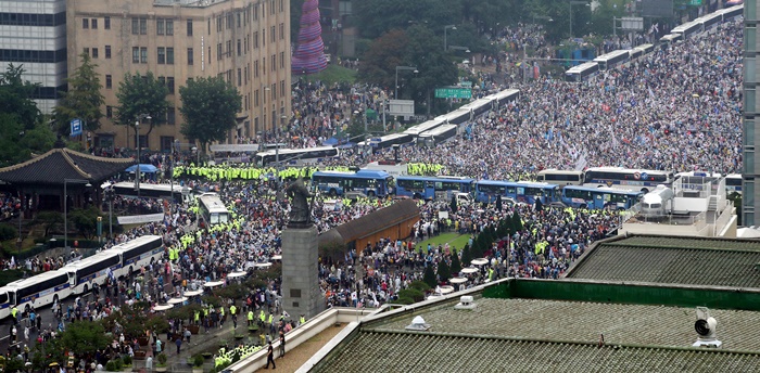 전광훈 사랑제일교회 목사 등 강성보수성향 인사들은 지난 15일 서울 종로구 광화문 광장 주변에서 대규모 집회를 주도했다. /뉴시스