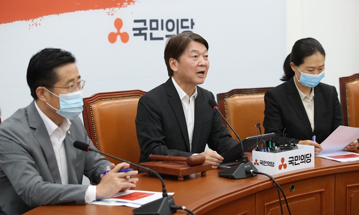 안철수 국민의당 대표가 지난 7월 20일 서울 여의도 국회에서 열린 최고위원회의에서 발언을 하고 있다.