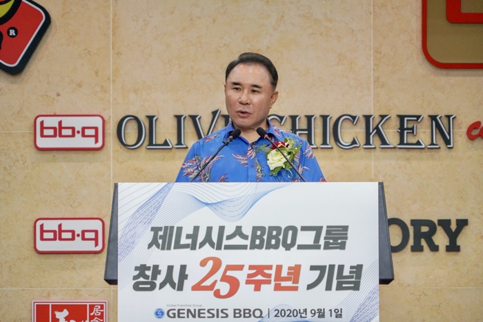 윤홍근 회장이 BBQ 창립 25주년 기념식에서 기념사를 하고 있다. / BBQ