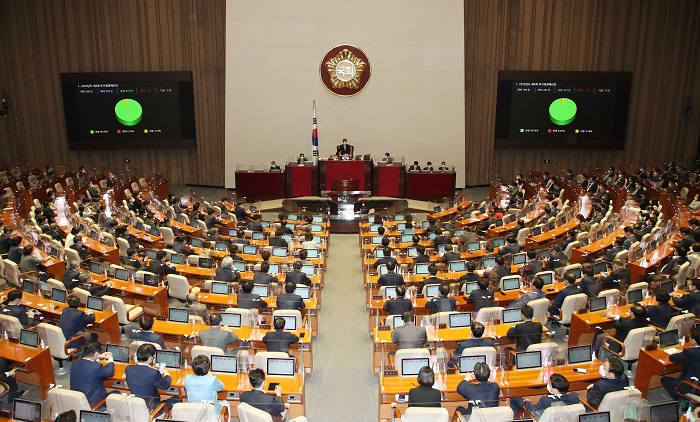 박병석 국회의장이 지난 22일 국회 본회의에서 4차 추가경정예산안을 통과시키고 있다./뉴시스