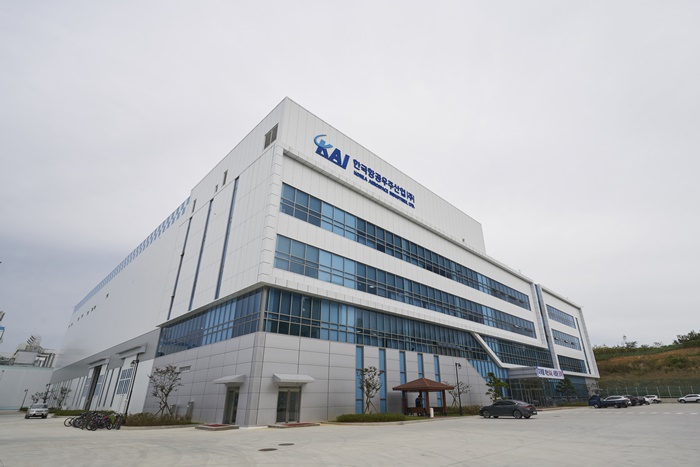 한국항공우주산업㈜(이하 KAI)는 22일 사천 본사 우주센터에서 한국산업기술시험원(KTL)과 국가 항공우주산업 발전을 위한 업무협약을 체결했다고 밝혔다. 사진은 KAI 우주센터 / KAI