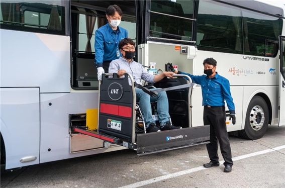 서울시설공단은 휠체어탑승 설비를 장착한 ‘서울 장애인버스’ 2대를 도입해 지난 6월부터 운영을 하고 있다./서울시설공단 