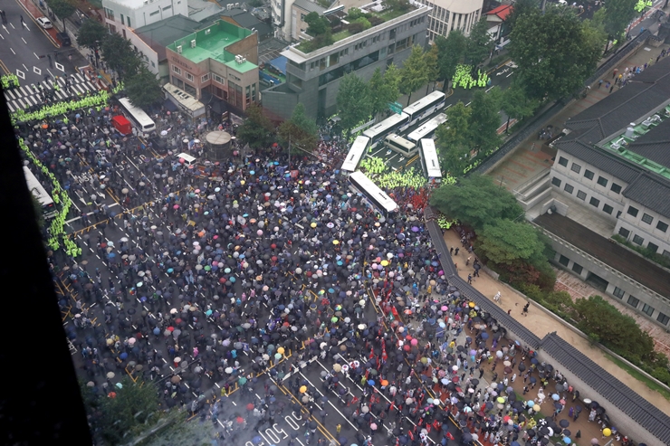 보수단체들이 15일 서울 종로구 광화문 광장 열린 8·15 대규모 집회에 참가한 가운데 집회를 마친후 경찰 저지선을 뚫고 사직로에서 청와대로 가는길로 몰려와 경찰들과 대치하고 있다. /뉴시스