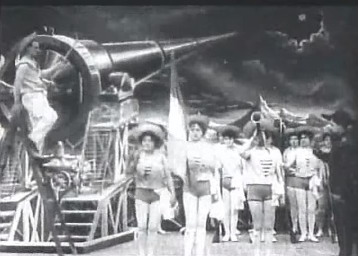 세계최초의 SF(공상과학) 영화라 불리는 조르주 멜리에스 감독의 ‘달나라 여행 (Le Voyage dans la Lune, 1902년)’의 한 장면. 영화에서는&nbsp;주인공들이 탑승한 원추형 캡슐을 ‘초대형 대포’로 쏘아 달로 보낸다./ 유튜브 화면 캡처