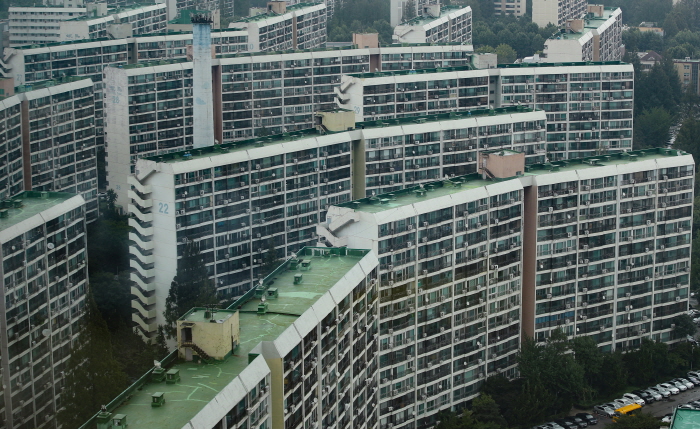 1979년 지어진 서울 강남구 대치동 은마아파트는 20여년 넘게 재건축 사업을 진행중이지만, 내홍을 겪고 있다./뉴시스