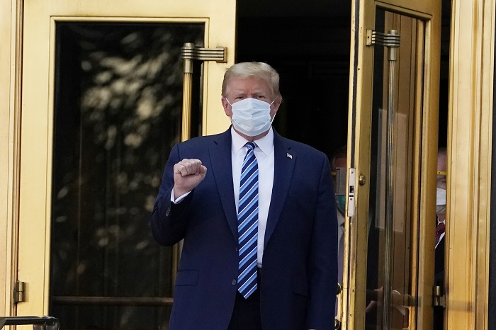 현지시각 5일 오후 6시쯤 병원을 나서는 트럼프 미 대통령. / 뉴시스