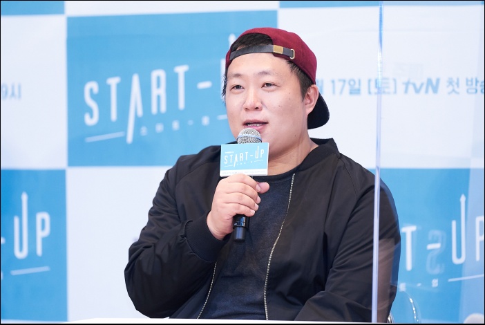 '스타트업' 연출을 맡은 오충환 감독이 질문에 답하는 모습이다. / tvN 제공