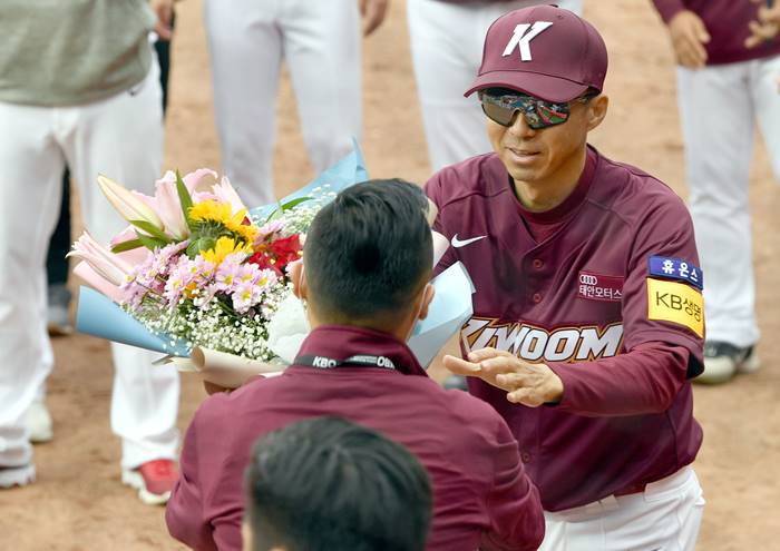 지난 5월, 손혁 전 키움 히어로즈 감독이 감독 데뷔 첫 승을 기록한 뒤 꽃다발을 받고 있다. /뉴시스