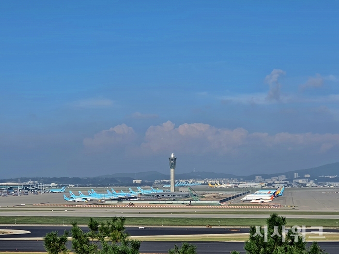 인천국제공항 계류장에 국내 항공사들의 항공기가 주기된 채 비행을 기다리고 있다.&nbsp;지난 9월 10일 인천공항 전경. / 제갈민 기자