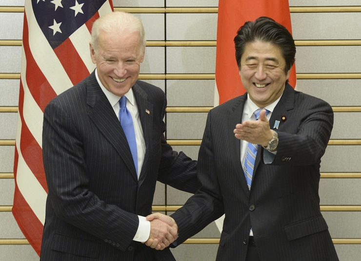 일본을 방문 중인 조 바이든 미 부통령(왼쪽)이 2일 도쿄의 일본 총리 관저에서 아베 신조(安倍晉三, 오른쪽 2번째) 일본 총리와 회담을 갖기에 앞서 아베 총리의 환영을 받으면서 활짝 웃고 있다. /AP-뉴시스