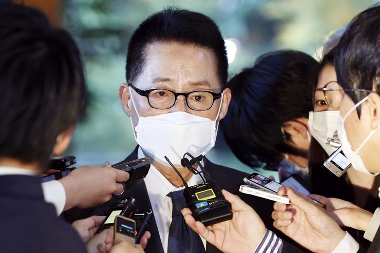 박지원 국가정보원장이 10일 일본 도쿄 총리실에서 스가 요시히데 일본 총리와 면담한 뒤 기자들과 얘기하고 있다. 박지원 원장은 기자들에게 "문재인 대통령의 한일 관계 정상화에 대한 의지를 전했다"라고 밝혔다. /AP-뉴시스
