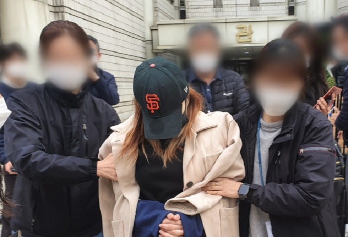 베이비박스 인근에 영아를 유기한 혐의를 받는 여성 김모씨가 지난 6일 오후 구속 전 피의자 심문(영장실질심사)이 끝난 뒤 서울중앙지법 청사를 나서고 있다./뉴시스