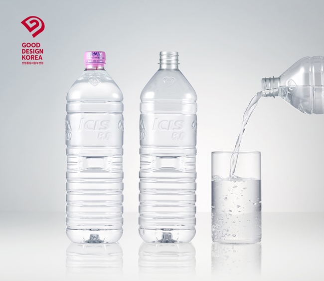 롯데칠성음료의 무라벨 생수 ‘아이시스8.0 에코(사진)’가 ‘2020 굿 디자인 어워드’에서 우수디자인(Good Design)으로 선정됐다. /  롯데칠성음료