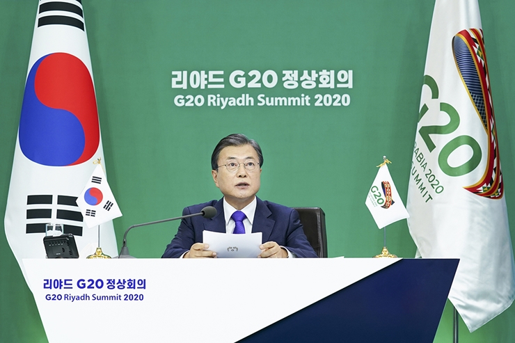 문재인 대통령이 22일 청와대에서 2020년 G20 화상 정상회의(2일차)에 참석해 제2세션의 주제인 '포용적·지속가능·복원력 있는 미래'와 관련 의제 발언을 하는 모습. /청와대