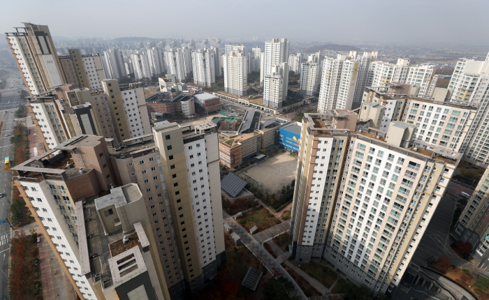 집값 과열 조짐이 보였던 김포가 결국 조정대상지역으로 지정됐다. 사진은 김포시 아파트 전경./뉴시스