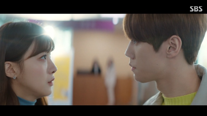 유인영(왼쪽)과 완벽한 ‘로맨스 케미’를 그려낸 이준영 / SBS ‘굿 캐스팅’ 방송화면