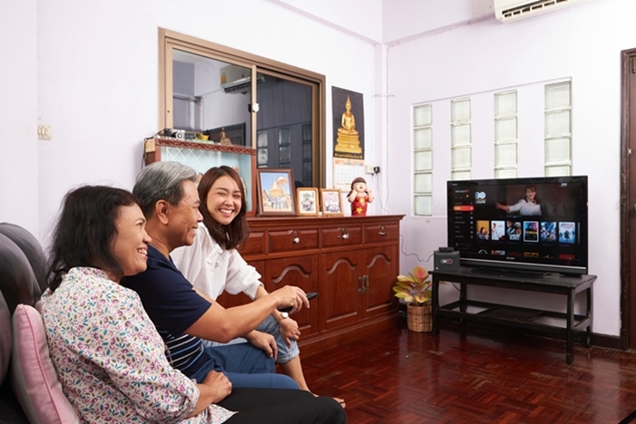 급성장하는 IPTV시장인 동남아 진출을 통한 새로운 시장 개척도 IPTV산업 성장에 필요할 것으로 주목된다.&nbsp;우리나라에서 가장 먼저 동남아 IPTV 시장 진출에 첫 발을 내딘 IPTV 사업자는 KT다. 지난달 26일 KT는 태국 3BB TV에 KT 올레TV 플랫폼 기술을 활용한 ‘3BB 기가(GIGA)TV’가 출시했다고 밝혔다./ KT