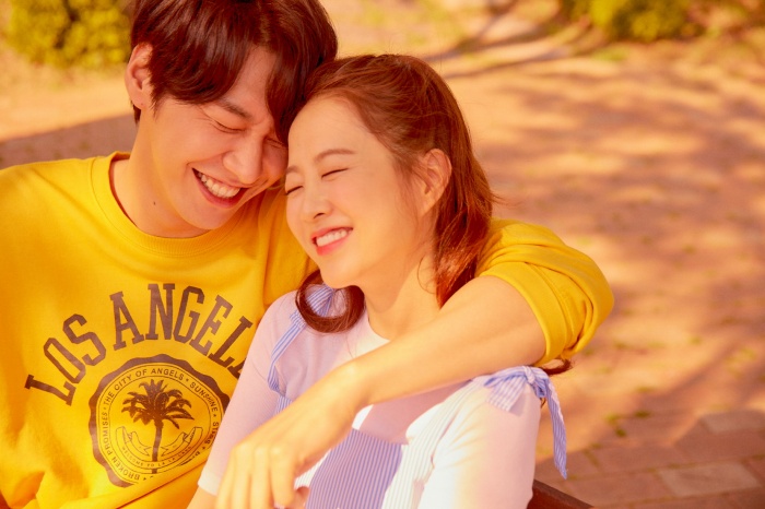 영화 ‘너의 결혼식’에서 박보영(오른쪽)과 완벽한 ‘로코 케미’를 그려내 호평을 얻은김영광(왼쪽) / 네이버 영화