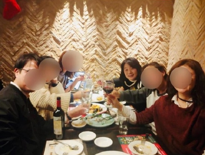 더불어민주당 윤미향 의원이 와인을 곁들인 지인들과의 식사 모임 사진을 SNS에 올렸다가 논란이 되자 삭제했다./뉴시스(윤미향 의원 SNS)