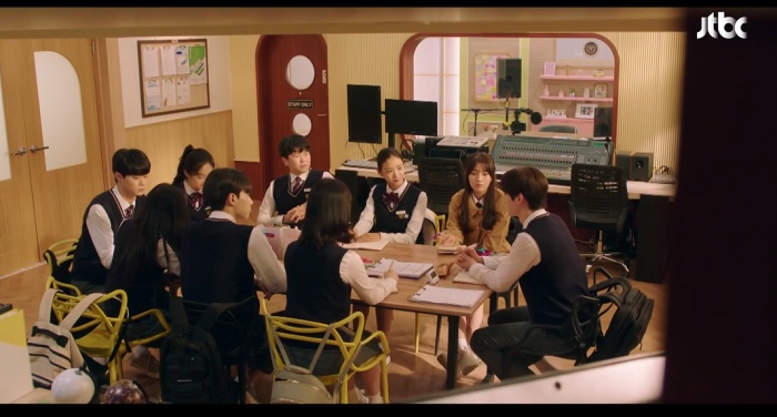 10대들의 학교 이야기를 전면에 내세운  ‘라이브온’/ JTBC  ‘라이브온’ 방송화면