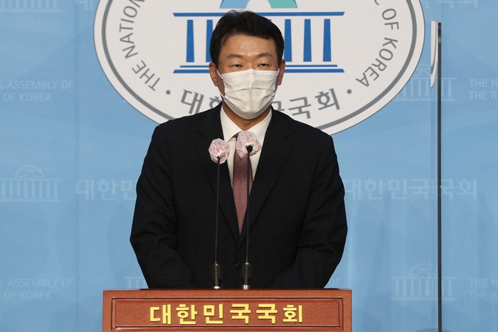 윤희석 국민의힘 대변인이 지난 9월 10일 오후 서울 여의도 국회 소통관에서 취임인사를 하고 있다. /뉴시스