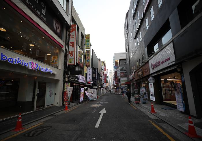 수도권 지역에 대한 집합금지 행정명령 시행이 하루 앞으로 다가온 가운데, 서울 종로 거리가 한산한 모습이다. /뉴시스