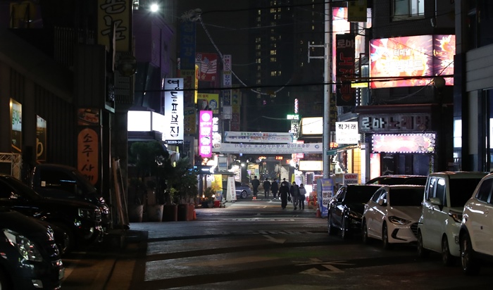 사진은 사람들의 발길이 끊긴 서울의 한 먹자골목 모습. 코로나 확산세가 거세지면서 중소상공인·자영업자들은 직격탄을 맞았다. / 뉴시스