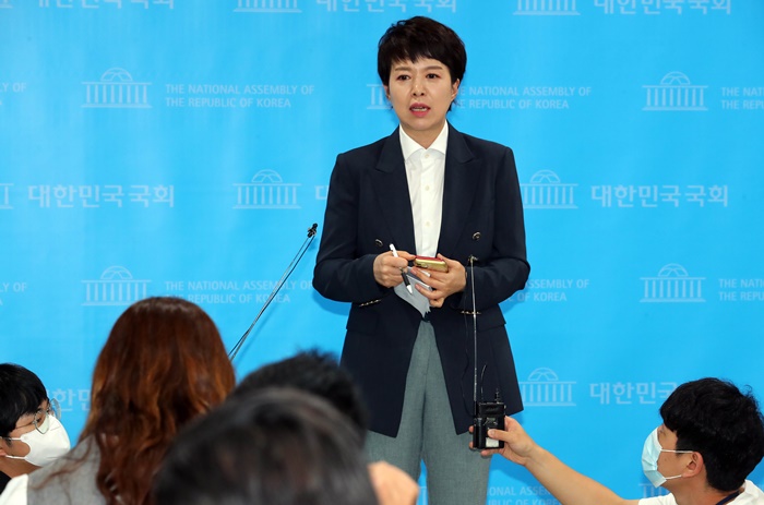 김은혜 국민의힘 대변인이 지난 2020년 8월 12일 서울 여의도 국회 소통관에서 브리핑을 끝내고 취재진의 질문에 답하고 있다. /뉴시스