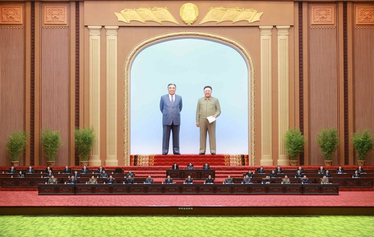 북한이 지난 17일 최고인민회의를 열고 경제를 담당하는 내각 진용을 대거 교체했다. 사진은 지난해 4월 13일 열린 최고인민회의 제14기 제3차 회의 모습. /노동신문-뉴시스