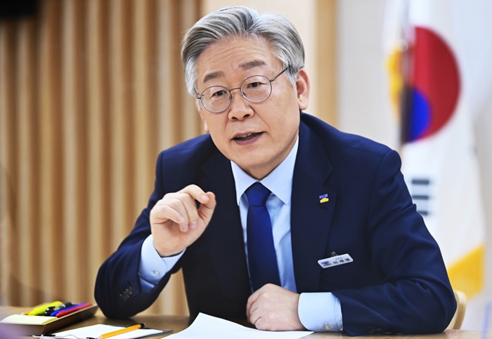 이재명 경기도지사가 이명박·박근혜 전 대통령 사면론에 대해 반대 입장을 밝혔다. /뉴시스
