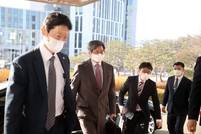 야당으로부터 자진 사퇴 압박을 받고 있는 김명수 대법원장이 17일 오전 서울 서초구 대법원으로 출근하고 있다./뉴시스