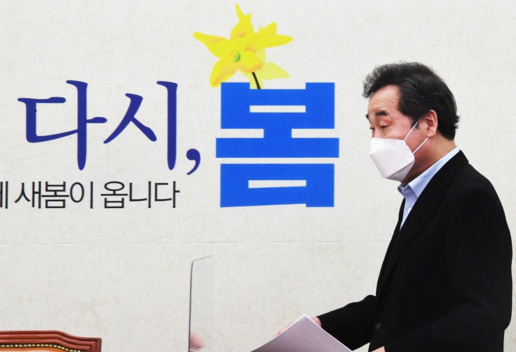 이낙연 더불어민주당 대표가 9일 오후 서울 여의도에서 퇴임 기자간담회를 하기 위해 들어오고 있다. /공동취재사진-뉴시스