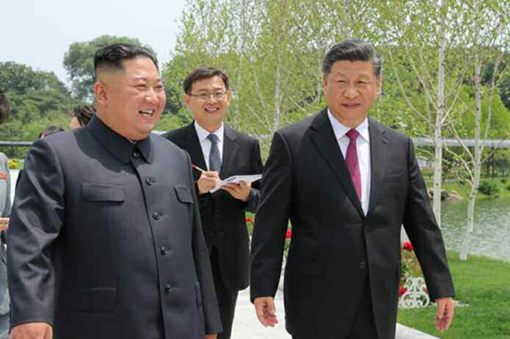 북한이 23일 김정은 북한 노동당 총비서와 시진핑 중국 국가주석이 친서를 교환했다고 밝혔다. 사진은 김 총비서가 지난 2019년 시진핑 중국 국가주석과 금수산영빈관을 산책하는 모습. /노동신문-뉴시스
